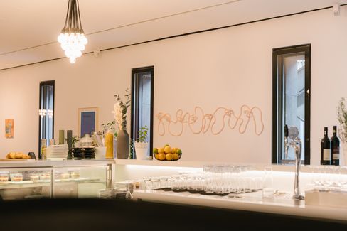 Close-up of the mumok café counter with glasses, beverages and decorative elements.