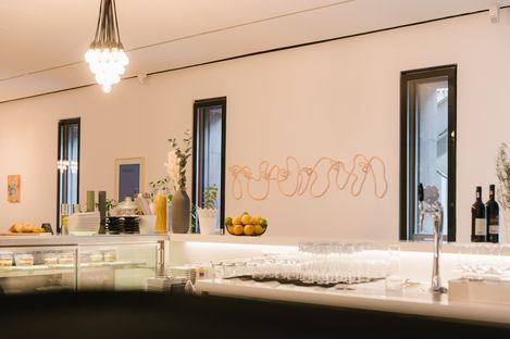 Close-up of the mumok café counter with glasses, beverages and decorative elements.