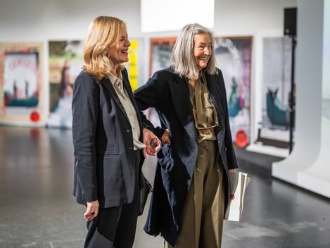 Elfie Semotan und MQ Direktorin Bettina Leidl bei der Präsentation Jubiläumskampagne Generation MQ