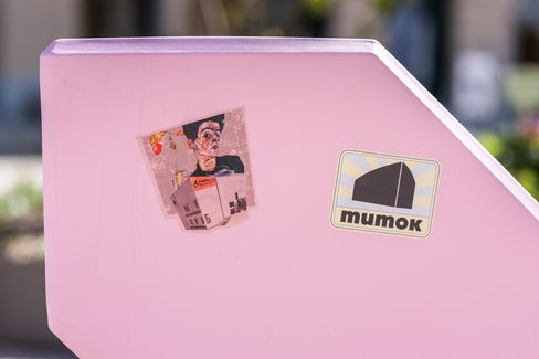 Detail eines Enzis mit Stickern, darunter mumok-Logo und Kunstmotiv.