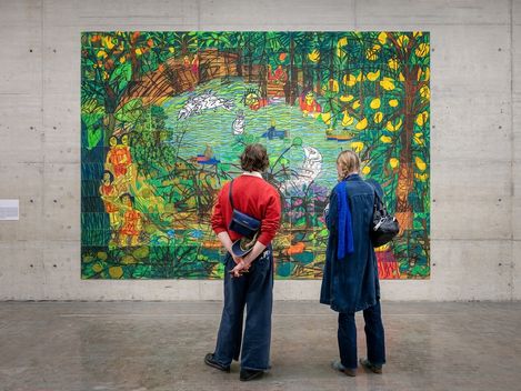 Zwei Personen betrachten ein großformatiges Kunstwerk von Rini Mitria.