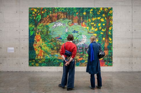 Zwei Personen betrachten ein großformatiges Kunstwerk von Rini Mitria.