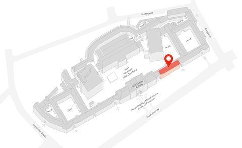 Graustufige architektonische Standortkarte, auf der ein Gebäudeteil mit einer roten Markierung hervorgehoben ist. Die Karte enthält verschiedene beschriftete Strukturen und umliegende Straßen.