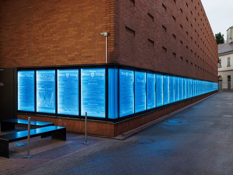 Vitrine der Kunsthalle Wien bei Nacht mit Leuchtkästen gestaltet von Ramesch Daha.