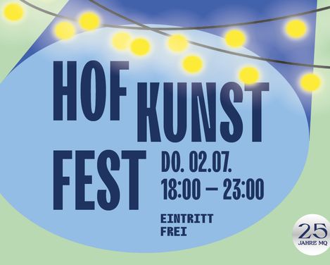 Textbanner mit der Aufschrift 'HOF KUNST FEST DO. 02.07. 18:00 - 23:00 EINTRITT FREI' vor blau-grünem Hintergrund und gelben Lichterketten.