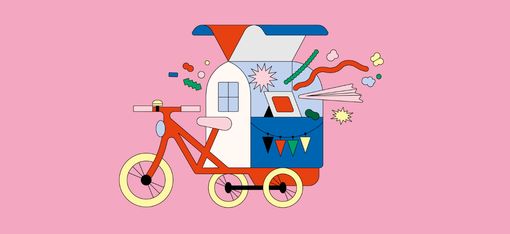 Fahrrad mit Anhänger, aus dem bunte Partydekorationen herausragen, vor einfarbigem rosa Hintergrund.