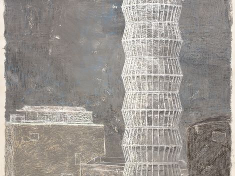 Architekturzeichnung eines schlanken, turmartigen Bauwerks mit geschwungener Silhouette. Die Kreidezeichnung zeigt den Entwurf vor einem angedeuteten städtischen Hintergrund in Grautönen und verweist auf frühe Visionen für die Entwicklung des MuseumsQuartier-Areals.