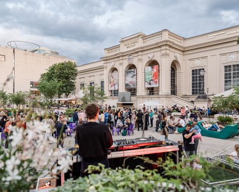 Viele Menschen vor der MQ Sommerbühne im MQ Haupthof