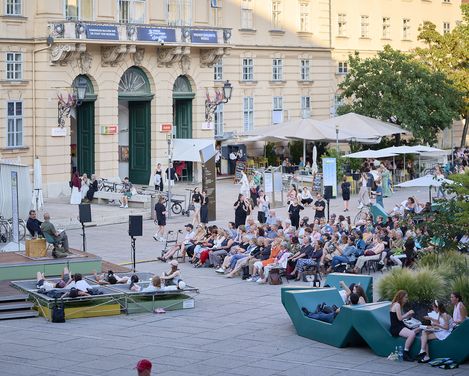 Publikum im MQ Haupthof vor der MQ Sommerbühne