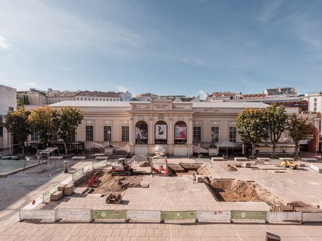 Baustelle Fixverpflanzung am MQ Hauptplatz.