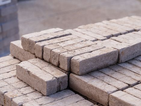 Mehrere gestapelte rechteckige Ziegelsteine aus hellem Material