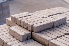 Mehrere gestapelte rechteckige Ziegelsteine aus hellem Material