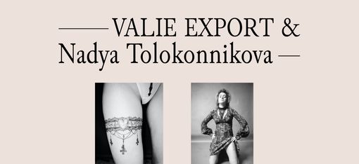 Schwarz-weiße Ankündigung für einen Podcast mit VALIE EXPORT und Nadya Tolokonnikova mit zwei Fotos, eines zeigt ein Bein mit einem Tattoo, das andere eine kniende Frau in einem Kleid.