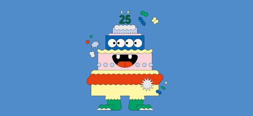 Bunter, mehrstöckiger Cartoon-Kuchen mit Augen, Mund, grünen Füßen und der Zahl "25" als Kerze auf blauem Hintergrund.