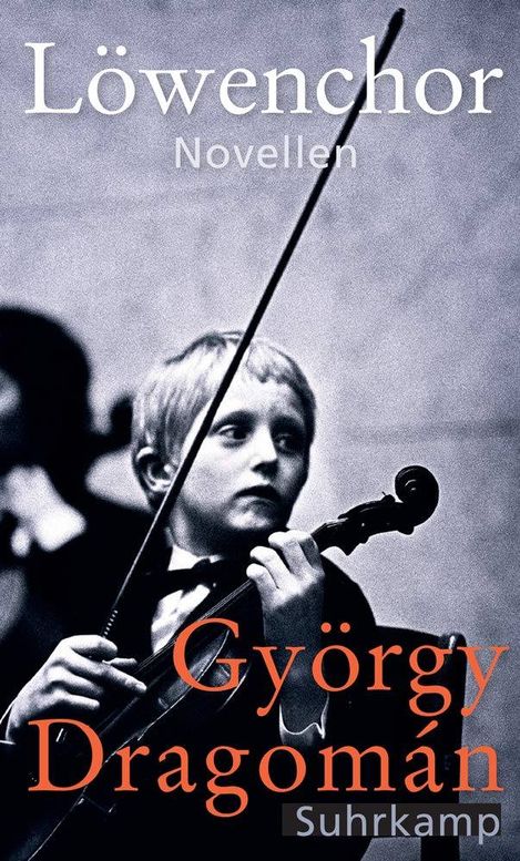 Black-and-white photo of a young violinist holding a bow in front of the face with the text "Löwenchor Novellen György Dragomán Suhrkamp".