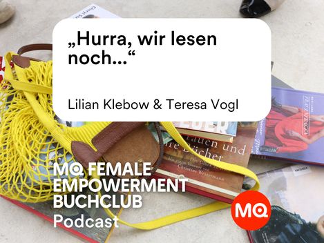 Nahaufnahme eines Stapels Bücher mit einem gelben Netzbeutel und einem braunen Lederetui auf hellem Untergrund, darüber Text mit dem Zitat ‚Hurra, wir lesen noch...‘ und dem Hinweis auf den ‚MQ Female Empowerment Buchclub Podcast‘.