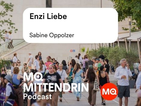 Crowd of people on a busy square in front of a museum with text boxes reading 'Enzi Liebe', 'Sabine Oppolzer', and 'MQ MITTENDRIN Podcast'