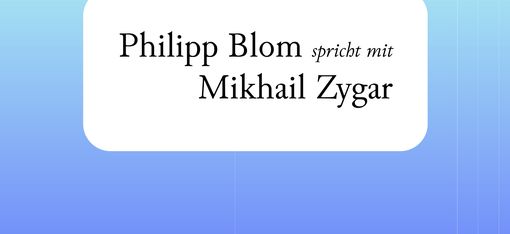 Text auf blauem Hintergrund mit weißem Rechteck: 'Philipp Blom spricht mit Mikhail Zygar' und darunter 'MQ Gespräche Podcast' mit rotem MQ-Logo