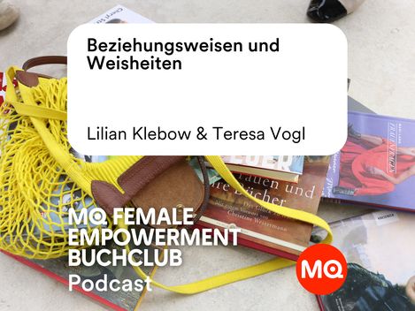 Close-up of a stack of books with a yellow net bag and a brown leather pouch on a light surface, overlaid with text quoting ‚Hurra, wir lesen noch...‘ and mentioning the ‚Beziehungsweise und Weisheiten‘.