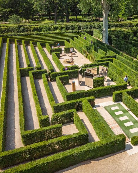 Luftaufnahme des Irrgartens im Schlosspark Schönbrunn mit geometrisch angelegten Heckenwegen.