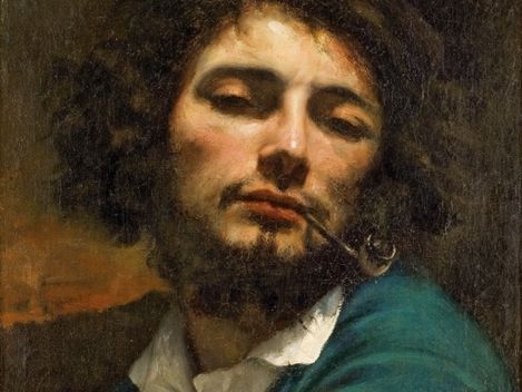 Porträt eines Mannes mit lockigem Haar, weißem Hemd und blauem Mantel vor dunklem Hintergrund