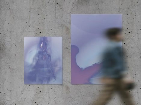 Zwei unscharfe, abstrakte Bilder an einer Betonwand, davor eine verschwommene Person in Bewegung.
