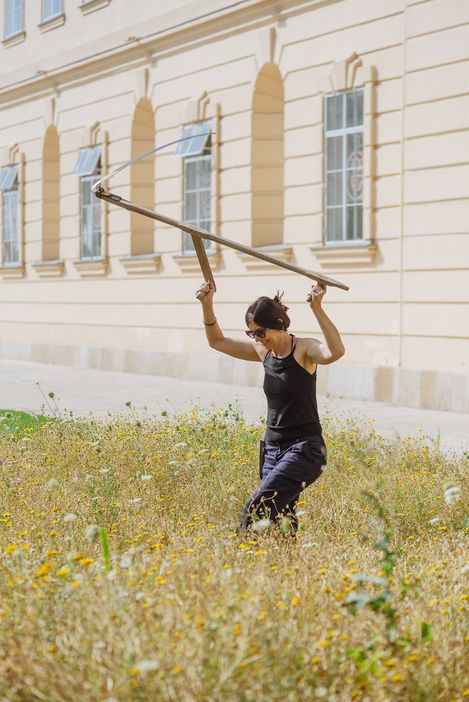 A person is working with a scythe in the Verschsfeld1