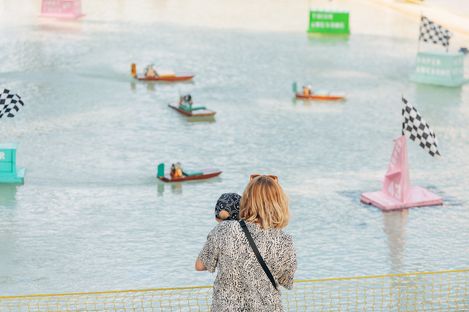 Besucherin mit Kind beobachtet schwimmende Modellboote beim Aquadrome im MuseumsQuartier Wien.