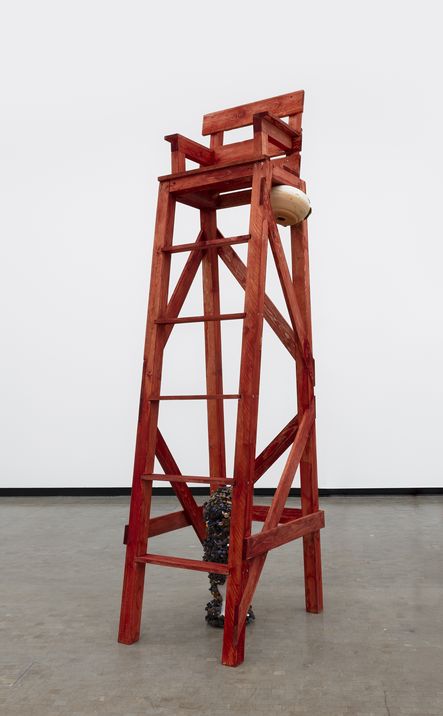 Ein roter Hochsitz von der Künstlerin Diana Barbosa Gil steht im Ausstellungsraum.