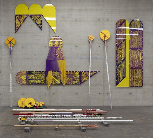 An einer Wand und auf dem Boden davor sind Skulpturen von Henning Bohl ausgestellt.