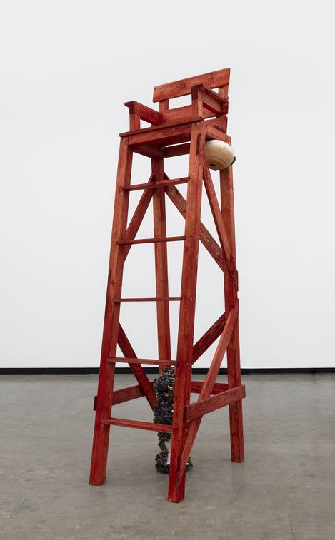 Ein roter Hochsitz von der Künstlerin Diana Barbosa Gil steht im Ausstellungsraum.