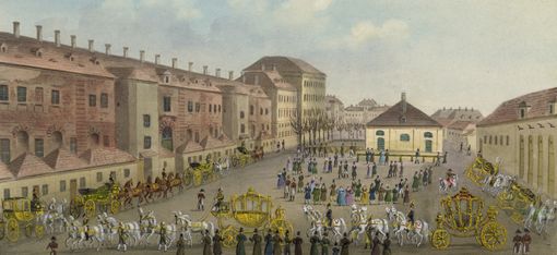 Historische Darstellung der Kaiserlichen Hofstallungen in Wien mit mehreren goldverzierten Kutschen und zahlreichen Menschen auf dem Hof