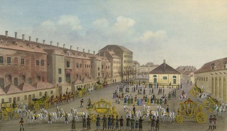 Historische Darstellung der kaiserlich-königlichen Stallungen in Wien mit zahlreichen Kutschen, Pferden und Menschen im Hof.