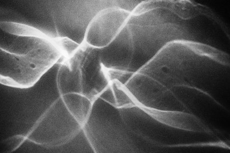 Abstrakte, nebelartige Lichtlinien vor dunklem Hintergrund.