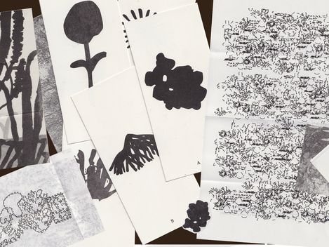 Collage aus schwarz-weißen Zeichnungen und Druckgrafiken mit abstrakten Formen, Pflanzenmotiven und textartigen Strukturen auf einem braunen Hintergrund.