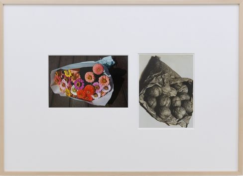 Gerahmte Fotografie mit zwei Bildern: links ein bunter Blumenstrauß in Papier gewickelt, rechts Walnüsse in einer Papiertüte.