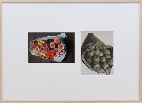 Gerahmte Fotografie mit zwei Bildern: links ein bunter Blumenstrauß in Papier gewickelt, rechts Walnüsse in einer Papiertüte.