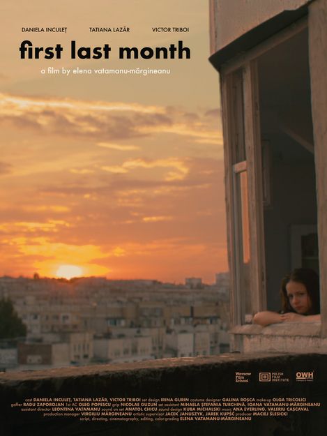 Filmplakat „first last month“: Ein Mädchen lehnt aus einem Fenster und blickt über eine Stadt bei Sonnenuntergang.