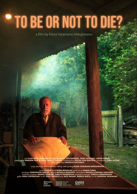 Filmplakat mit dem Titel „To Be or Not to Die?“; ein älterer Mann steht in einer offenen Werkstatt und hält ein Holzbrett, im Hintergrund ein Garten.