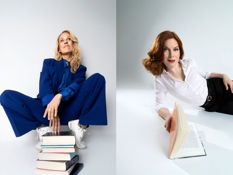 Zwei Frauen vor neutralem Hintergrund, links sitzend in blauem Anzug auf einem Stapel Bücher, rechts liegend in weißer Bluse mit offenem Buch in der Hand