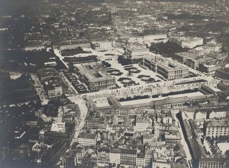 Aerial view of the historic Maria-Theresien-Platz around 1912 with large buildings and densely built-up streets