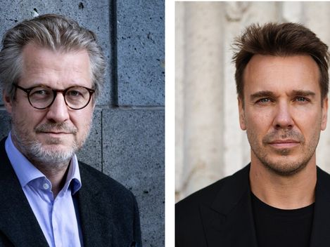 Zwei Porträts von Männern mit unkenntlich gemachten Gesichtern, der linke trägt ein Hemd und Sakko, der rechte ein T-Shirt und Sakko.