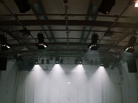 Zu sehen ist der Schnürboden einer der Bühnen des DSCHUNGEL WIEN und ein Teil der Bühne.