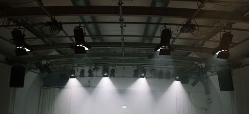The picture shows the fly loft of one of the stages at DSCHUNGEL WIEN and part of the stage.