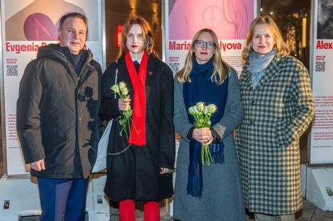 Eröffnung der Installation Women Against War mit Vizekanzler Andreas Babler, Kuratorin Lölja Nordic, Künstlerin Daria Apakhonchich und MQ Direktorin Bettina Leidl (v. l. n. r.)