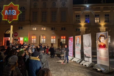Eröffnung der Installation Women Against War, 2025. Vizekanzler Andreas Babler hält eine Rede vor einem Publikum zur Ausstellungseröffnung.
