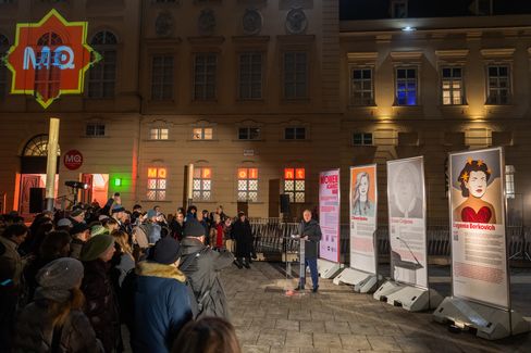 Eröffnung der Installation Women Against War, 2025. Vizekanzler Andreas Babler hält eine Rede vor einem Publikum zur Ausstellungseröffnung.