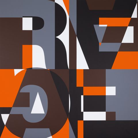 Abstrakte geometrische Komposition aus überlappenden Buchstaben in den Farben Orange, Grau, Schwarz und Weiß.