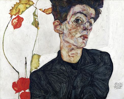 Expressionistisches Porträt einer Person mit verzerrten Gesichtszügen, intensivem Blick und dunkler Kleidung. Im Hintergrund sorgen rote Blumen und Blätter für einen Kontrast.