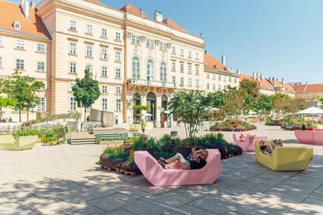 Innenhof mit Enzis in gelb und rosa auf dem MQ Haupthof and einem sonnigen Tag.